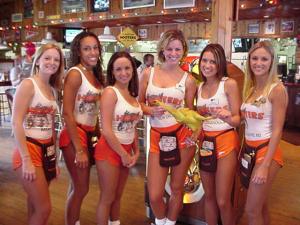 hooters-waitresses-1